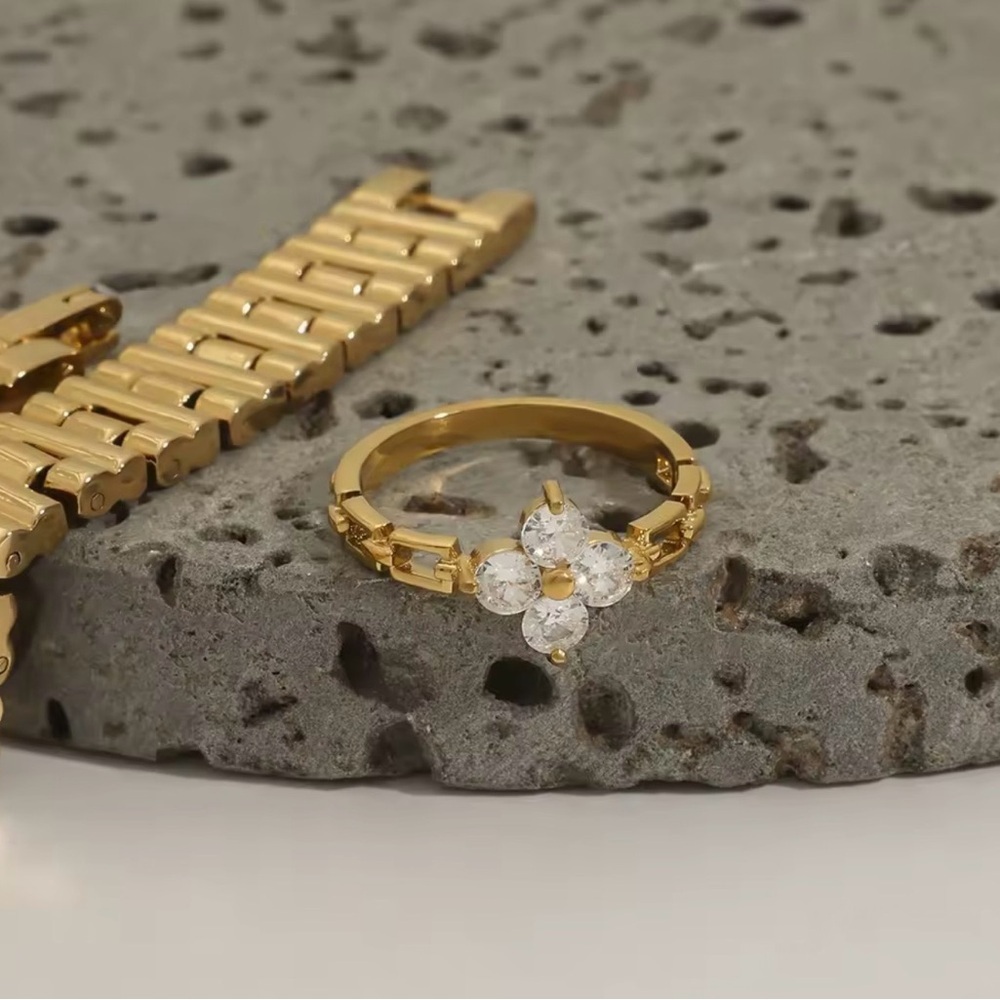 NEW 18k Gold Plated Stainless Steel Flower Minimalist Ring Sz 7 Waterproof Shiny - Picture 2 of 3